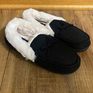 Seranoma black moccasin slippers with cream faux fur lining size 8
